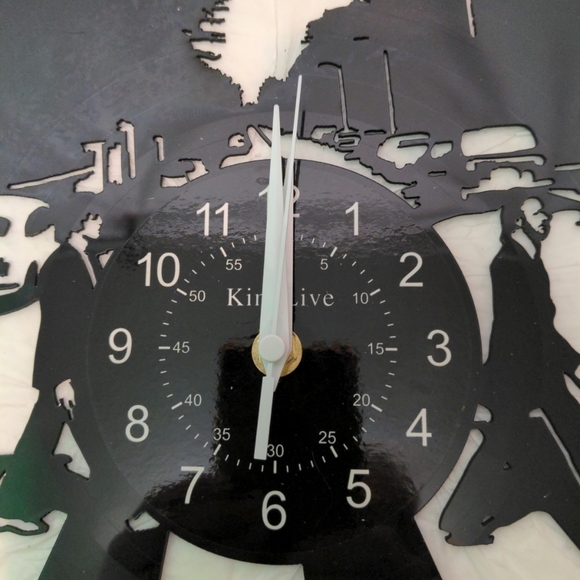 The Beatles Abby Road wall Clock made from 33 1/3 vinyl record - Picture 2 of 6